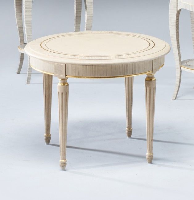 Null 一个圆形的咖啡桌，用奶油色的漆木和金色的重装，有灰色的槽底，靠在四个凹槽的锥形腿上。

路易十六风格

高50厘米，直径68厘米