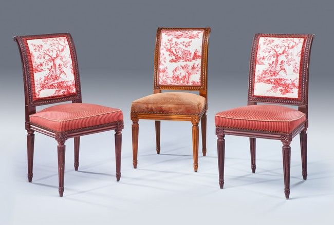 Null 一对梅花漆模制木质的反转椅，装饰有piastres的楣，靠在四个有凹槽的锥形腿上。路易十六的风格。

用红色的棉布和金网做软垫，靠背上装饰着Tile &hellip;