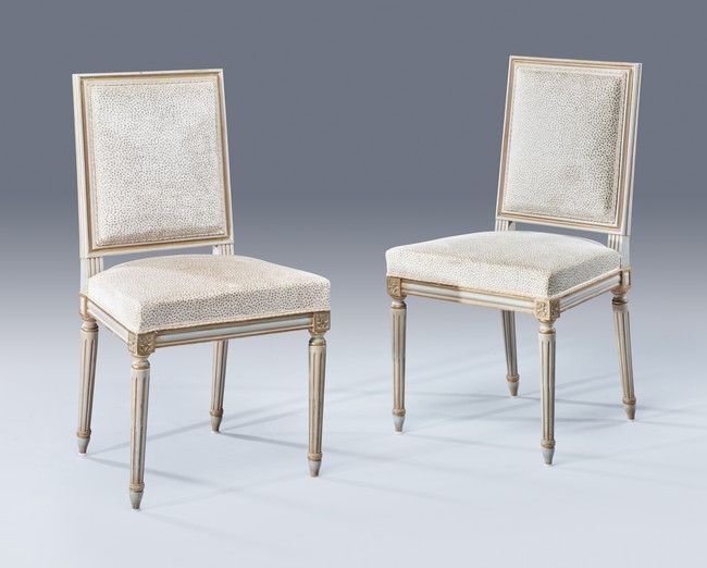 Null 一对椅子，有平坦的长方形靠背，采用灰色漆面和金色重装的雕刻木料，靠在四个有凹槽的锥形腿上，前面有鱼鳞。灰色斑点棉的软垫。

高92厘米