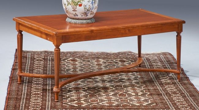 Null 长方形樱桃木矮桌，站在四个锥形凹槽腿上，由一个X形支架连接。

路易十六风格

高47厘米；长108厘米；深54厘米