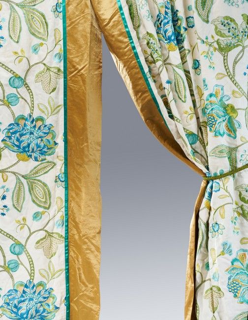 Null 马努埃尔-卡诺瓦斯

套装包括 :

- 一对带搭扣的窗帘（高272厘米；宽90厘米）和一对带搭扣的窗帘。

- 两对带孔的窗帘（高280厘米；宽16&hellip;