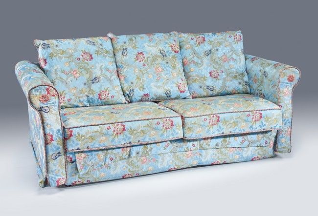 Null 蓝色丝织品和刺绣多色花的可转换三座沙发。

高70厘米；长200厘米；深80厘米

(在面板底部有湿度的痕迹)