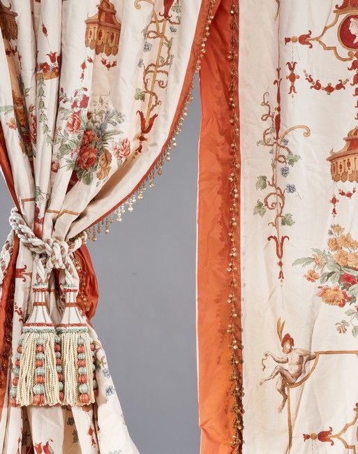 Null PIERRE FREY "Marly "系列 "Boussac "模型

一对带钩的窗帘，奶油色棉布，上面有伊特鲁里亚人的装饰，有皮勒姆的味道和花束。&hellip;