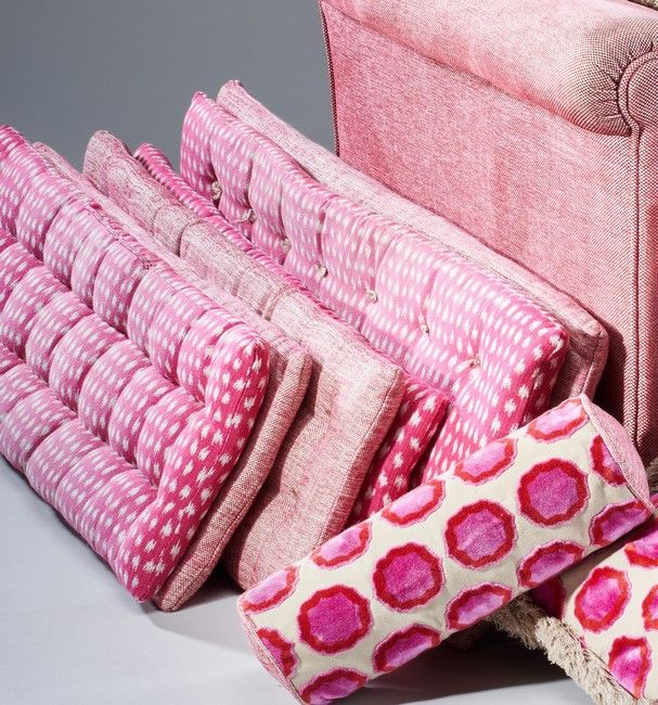 Null 马努埃尔-卡诺瓦斯

三张长方形的粉红色棉布带白色圆点的宴席卷轴，背面是斑驳的粉红色亚麻布。

32 x 97 cm

(使用时有轻微的污渍和磨损)