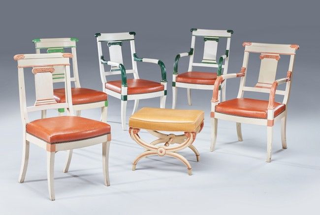 Null 起居室，包括三把扶手椅，两把椅子和一个弯曲的TABOURET，白色漆木，带有绿色或赭色的亮点，弯曲的长方形椅背带有爱奥尼亚柱，放在四个马刀脚上。橙色仿&hellip;