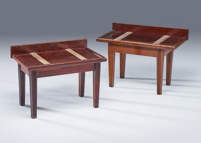 Null PAIRE DE TABLES PORTE-BAGAGES rectangulaires en bois teinté façon acajou, l&hellip;