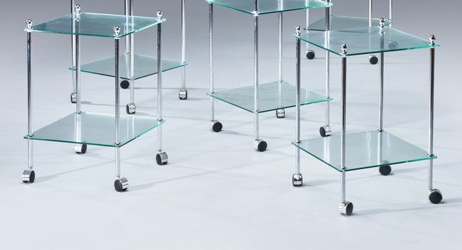 Null 一对带脚轮的小型浴室甜品柜，镀铬金属和玻璃脚轮，圆柱形直立。

高60厘米，宽38厘米。