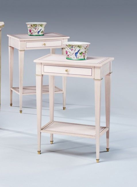 Null Una coppia di tavoli rettangolari in legno laccato rosa e filetti d'oro CHE&hellip;