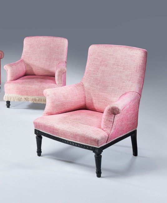 Null 两把倒臂直背扶手椅，用粉红色的棉布和辫子装饰，其中一把有一个成型的，雕刻的，黑漆的木质底座，在腰部装饰有带状的细丝，放在两个锥形的凹槽前腿上（高90厘&hellip;