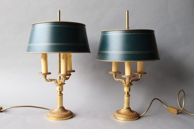 Null PAIRE DE LAMPES BOUILLOTTES en bronze doré et ciselé à trois lumières, le f&hellip;