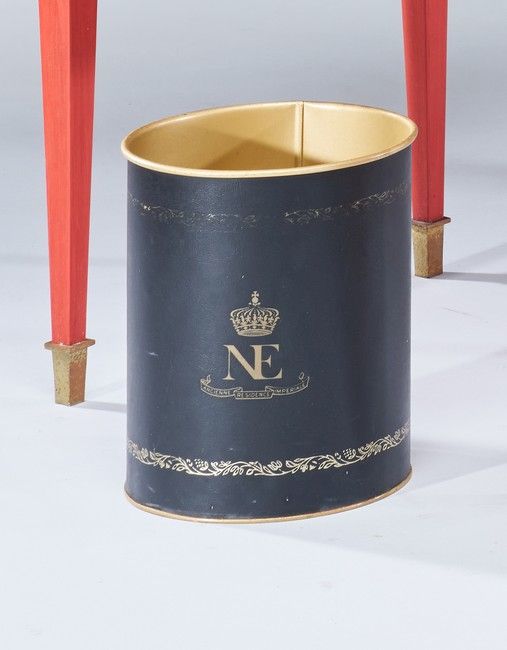 Null 两个金漆金属板的纸袋，外部用光滑的黑色皮革包裹，并镀上了叶状的门楣装饰，编号为NE，下面是一个帝国的皇冠和一个前皇宫的格言。

高度：25厘米；直径：&hellip;