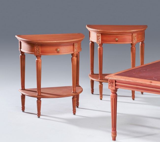 Null 一对橙色漆木和金色Rechampi的半月形马桌，腰部开有一个抽屉，凹槽锥形腿，由一个支架架连接。

路易十六风格

高60厘米；宽40厘米；深30厘米