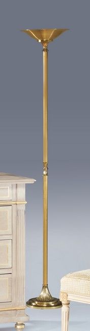 Null PAIRE DE LAMPADAIRES HALOGENES en métal doré, le fût cannelé à décor de pal&hellip;