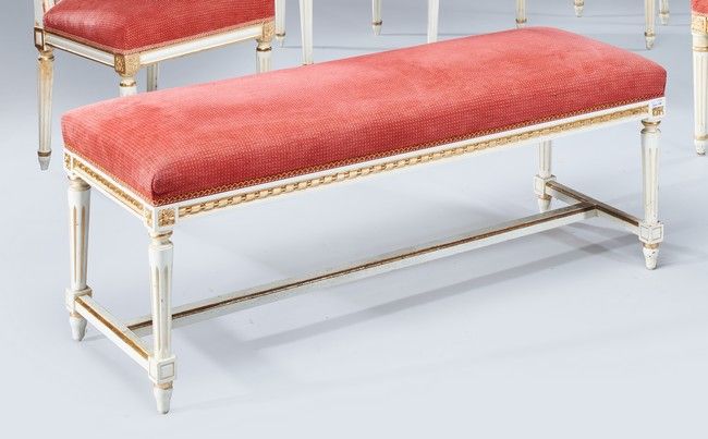 Null Rectangular bench in carved wood lacquered white and gold, decorated with r&hellip;