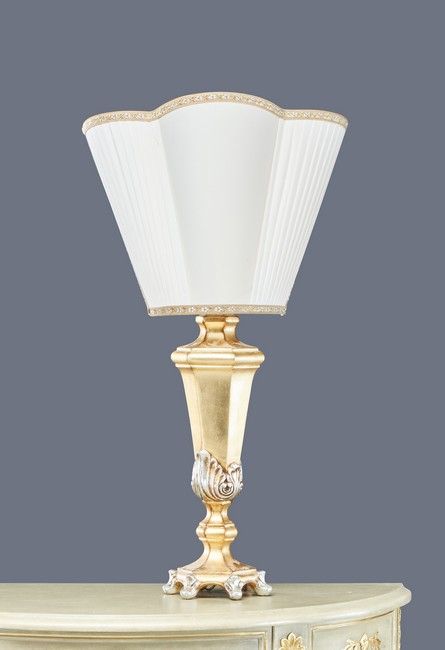 Null Lámpara de porcelana dorada y plateada con forma de balaustre que descansa &hellip;