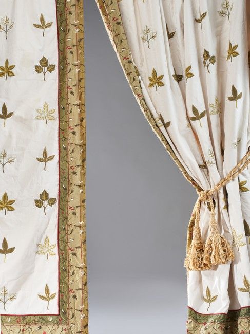 Null 一对白色棉布的孔眼窗帘，装饰着橡树叶和果树的线条。绿色门楣上有风格化的叶子和雏菊。

270 x 180 厘米

(污点，轻微磨损)。



接合处：&hellip;