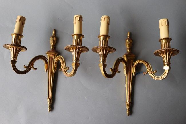 Null TWO PAIRS OF APPLIQUES in gilded and chased bronze, the tapered shaft toppe&hellip;