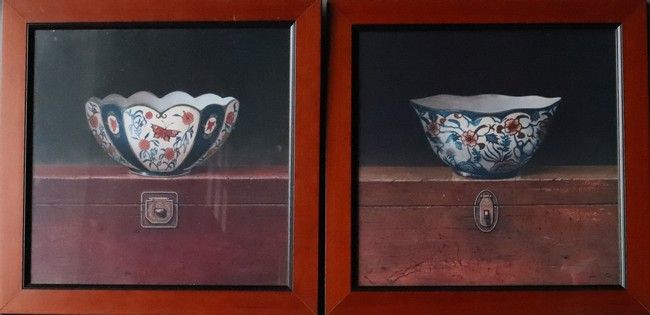 Null 一对彩色复制的日本柜子上的伊万里碗。

33 x 32 cm

(玻璃下)