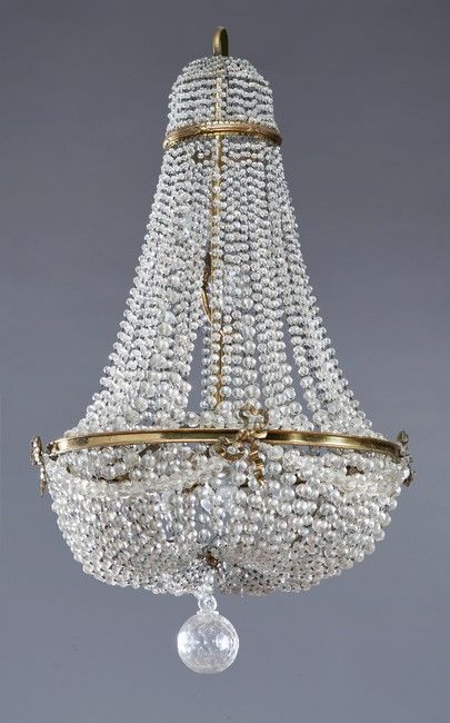 Null 蒙特哥菲尔灯，腰带上有切割水晶的蝴蝶结和珍珠花环的装饰。

19世纪

高度120厘米，直径53厘米

(氧化、部件丢失、事故)