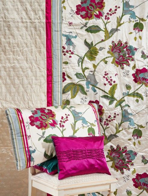 Null PIERRE FREY "Mandchou "模型

包括以下几个方面： 1:

- 奶油色的丝绸床罩，上面绣着中国的花卉和蜻蜓景观。(高120厘米；&hellip;