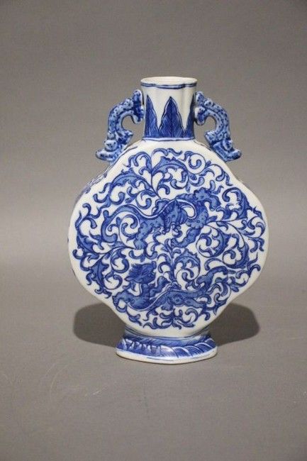 Null 中国，20世纪末

青花珐琅彩小花瓶，有两个把手，装饰有龙的叶子，底座下有蓝色的天启标记。

高19厘米；宽13厘米