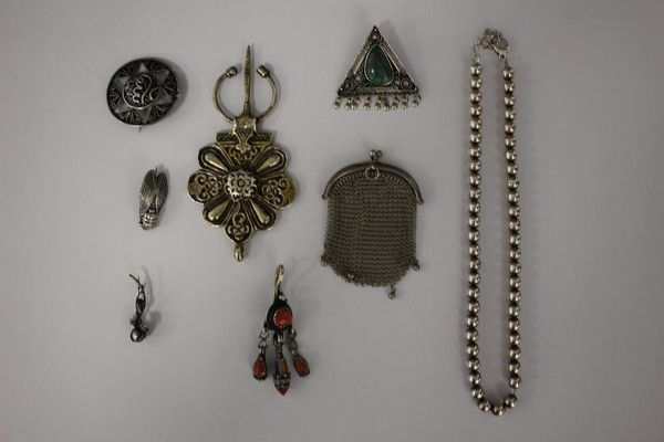 Null 一组各种银质珠宝，包括腓骨，吊坠，北非胸针，蝉胸针，小网袋，银珍珠项链（925 - 42克）等。

总毛重：159,3g