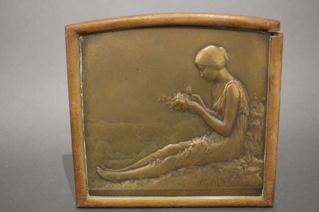 Null 在拉乌尔-贝纳尔（1881-1961）之后

拿着花束的坐着的女人

鎏金青铜浮雕，签名，日期为1913年，位于罗马右下方。

高16厘米；宽17厘米&hellip;