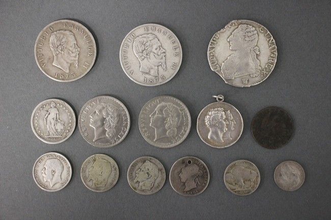 Null 一组13枚银币，包括......。

- 2 x 5里拉维克多-伊曼纽尔二世1873年和1875年。

- 路易十六，1784年（状况不佳）。

- &hellip;