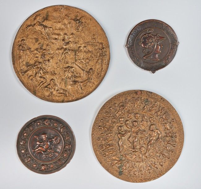 Null DOS medallones de bronce en bajorrelieve, uno representando el triunfo de A&hellip;