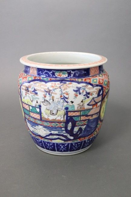 Null 中国，20世纪

储备的历史场景的多色瓷器POT。

高23厘米；直径23厘米

(底座下的裂缝)
