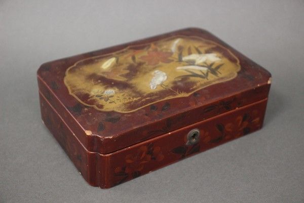 Null 日本，约1900年

一个小的漆器和珍珠母盒，上面装饰着花和鸟，内部是砂金石的风格。

高6厘米；宽19厘米；深13厘米

(小擦伤)