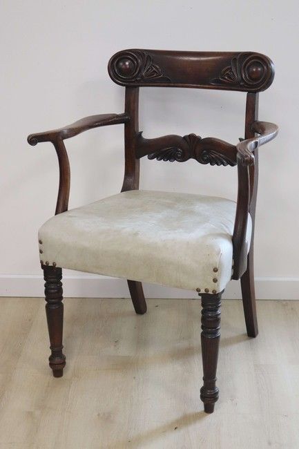 Null 一把桃花心木染色的扶手椅，背上有两根饰有卷轴的横杆，向外的扶手，转弯的前腿。

英国，19世纪。

高度88厘米