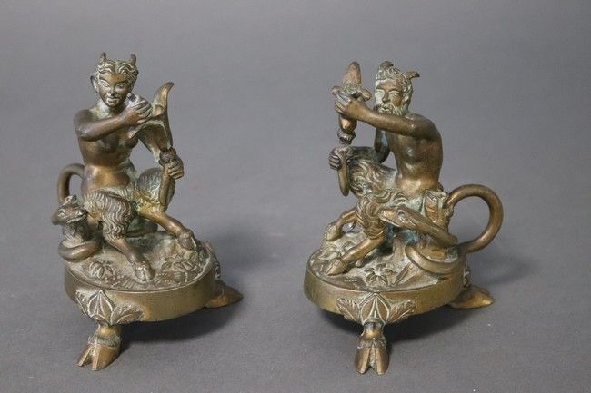 Null PAIRE DE BOUGEOIRS en bronze doré figurant deux faunes assis.

Fin du XIXe &hellip;