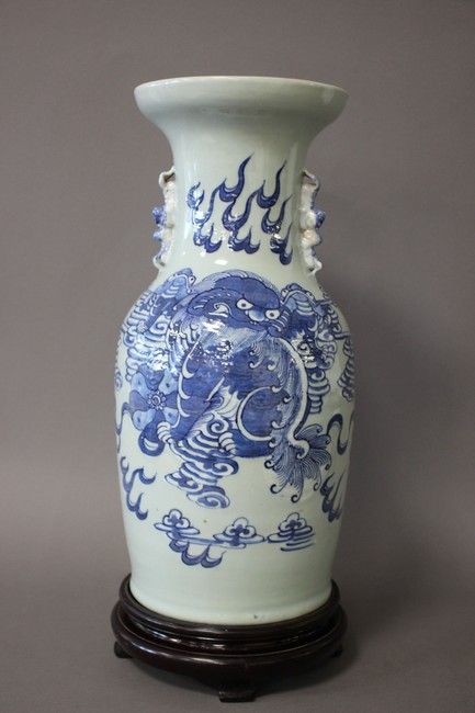 Null 中国，19世纪末

青花珐琅彩瓷瓶，装饰有一个怪物和它的幼崽，在火焰中的永恒珍珠，背景略带青花瓷，小风格的蝙蝠把手。

高42.5厘米

(有一个异国&hellip;