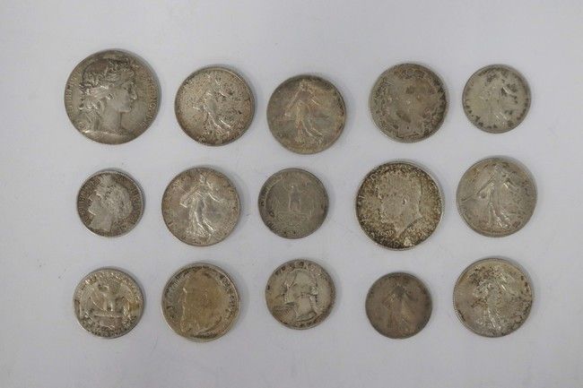 Null LOT OF PIECES in silver including :

- 2 Fr Semeuse 1x1910, 2x1914, 1x1915,&hellip;