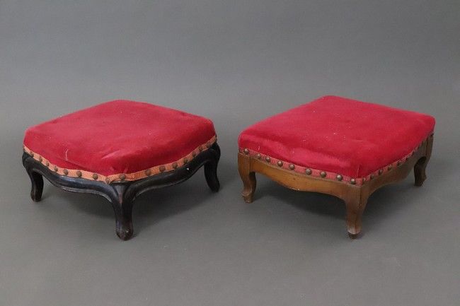 Null 两张方形的模制和着色的木质餐桌，放在四个弯曲的腿上。红色天鹅绒内饰，带有铆钉辫子。

19世纪。

高16厘米；宽31.5厘米；深26.5厘米