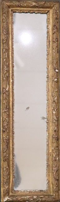 Null 一面小型的长方形水银镜，在雕刻和镀金的木框中，有刺桐叶和叶子的装饰。

摄政风格。

17,5 x 66 cm