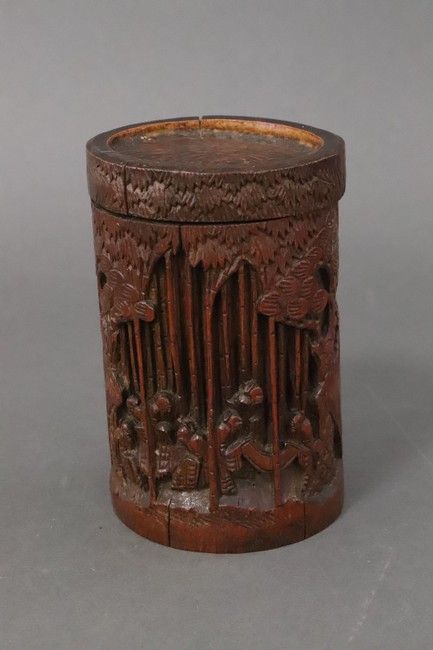Null 中国，19世纪末

有盖的圆柱形竹制烛台，雕刻和镂空的竹林中的七个学者的图案。

高16.5厘米