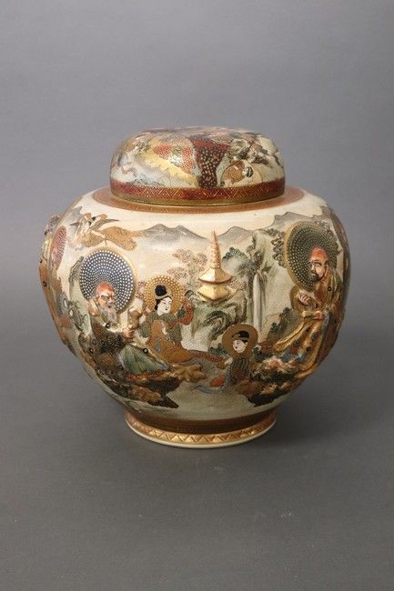 JAPON, Satsuma, vers 1900 
VASE boule couvert en porcelaine émaillée polychrome &hellip;