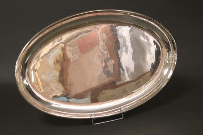 Null ODIOT

椭圆形的镀银金属盘。有签名和编号的。

长度：45厘米