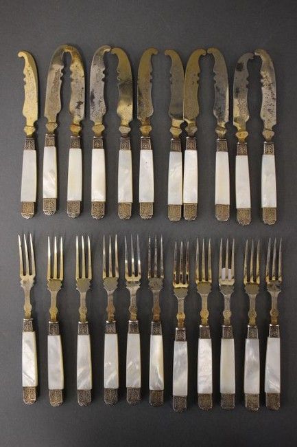 Null 11把娱乐餐具，包括：11把叉子和11把刀子，珍珠母柄，银色的尖端和刻有阿拉伯式花纹的刀柄，镀金的金属刀片刻有花和叶子。

总毛重：590克