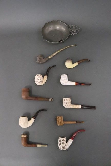 Null LOT VON 10 PIPES, davon fünf aus Schaumstoff, eine aus Terrakotta und versc&hellip;