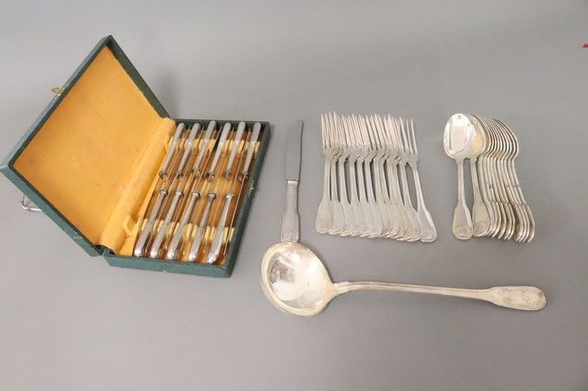Null 一套镀银餐具，包括12件大型餐具，1个勺子和12把大刀。