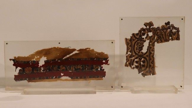 Null 埃及，科普特人（？）

在有机玻璃下展示的两块古代织物的碎片。

框架：30 x 27厘米和21 x 46厘米
