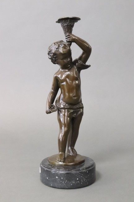 Null 在奥古斯特-莫罗（1834-1917）之后

捧着花形成烛台的普托

一个棕色的青铜证明放在一个黑色脉络的大理石底座上。

高度为37.5厘米