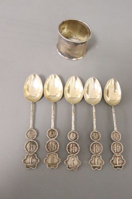 Null Portatovaglioli in argento (950) con decorazione guilloché di ghirlande di &hellip;
