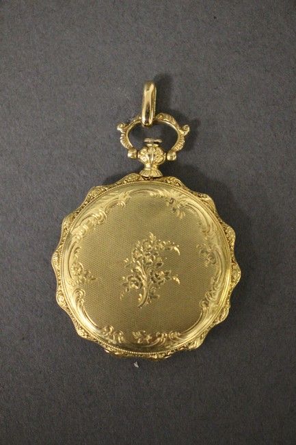 Null Guillochierte, gesägte Halsbanduhr aus Gelbgold (750) mit Clip und Ring, vo&hellip;