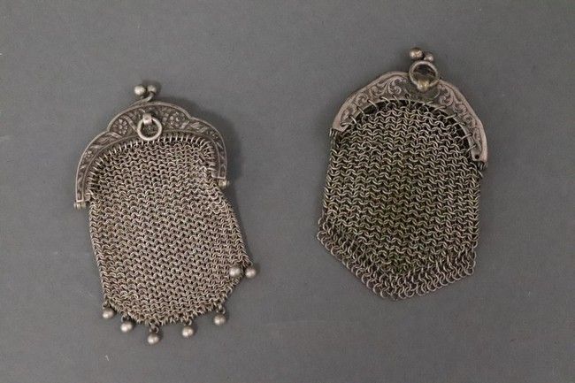 Null DUE BORSETTI PICCOLI in argento (950) con maglie intrecciate.

Peso lordo t&hellip;