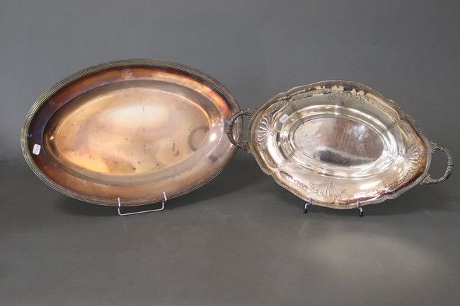 Null 椭圆形的面包篮，有两个镀银的凹槽金属把手，椭圆形的镀银板上有锉刀。

长度：42和45厘米