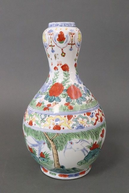 Null 中国，20世纪

多色珐琅彩瓷器中的洋葱头状阳台花瓶，装饰有湖景和花卉中的鸟儿。

高33.5厘米